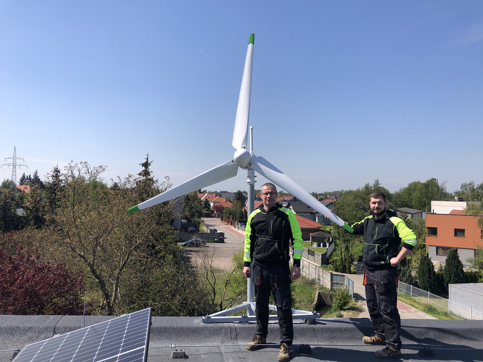 Dom zasilany wiatrem – ile energii daje turbina przy różnych warunkach pogodowych?