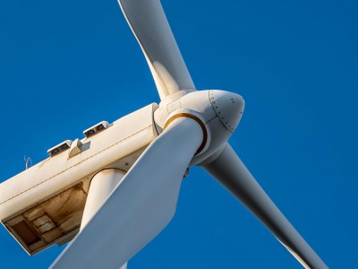 Małe turbiny wiatrowe – jak wybrać model dopasowany do realnych warunków na działce?