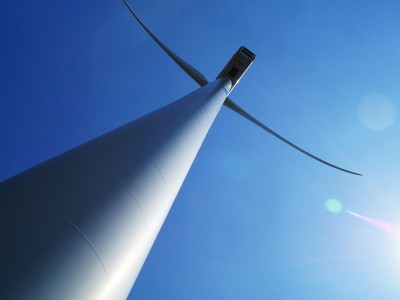 Turbina wiatrowa a bezpieczeństwo budynku – obciążenia, uderzenia, porywy