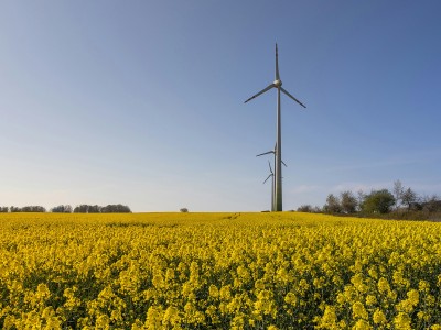 Jak działa generator w turbinie wiatrowej? Wyjaśnienie w prosty, ale inżynierski sposób