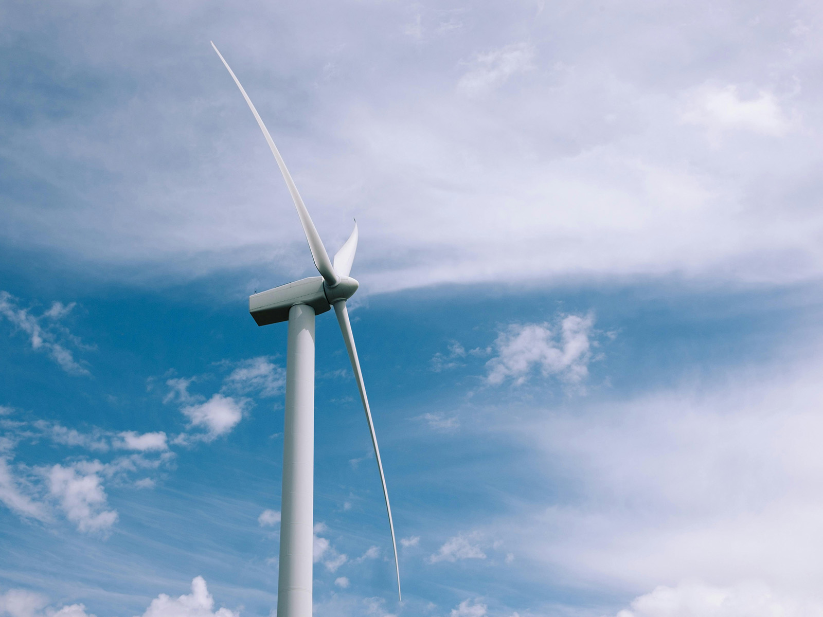 Turbina wiatrowa a sąsiedzi: odległości, hałas i wymagane normy