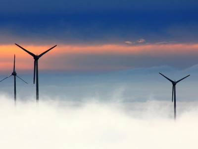 Czy turbina wiatrowa wymaga baterii? Plusy i minusy obu rozwiązań