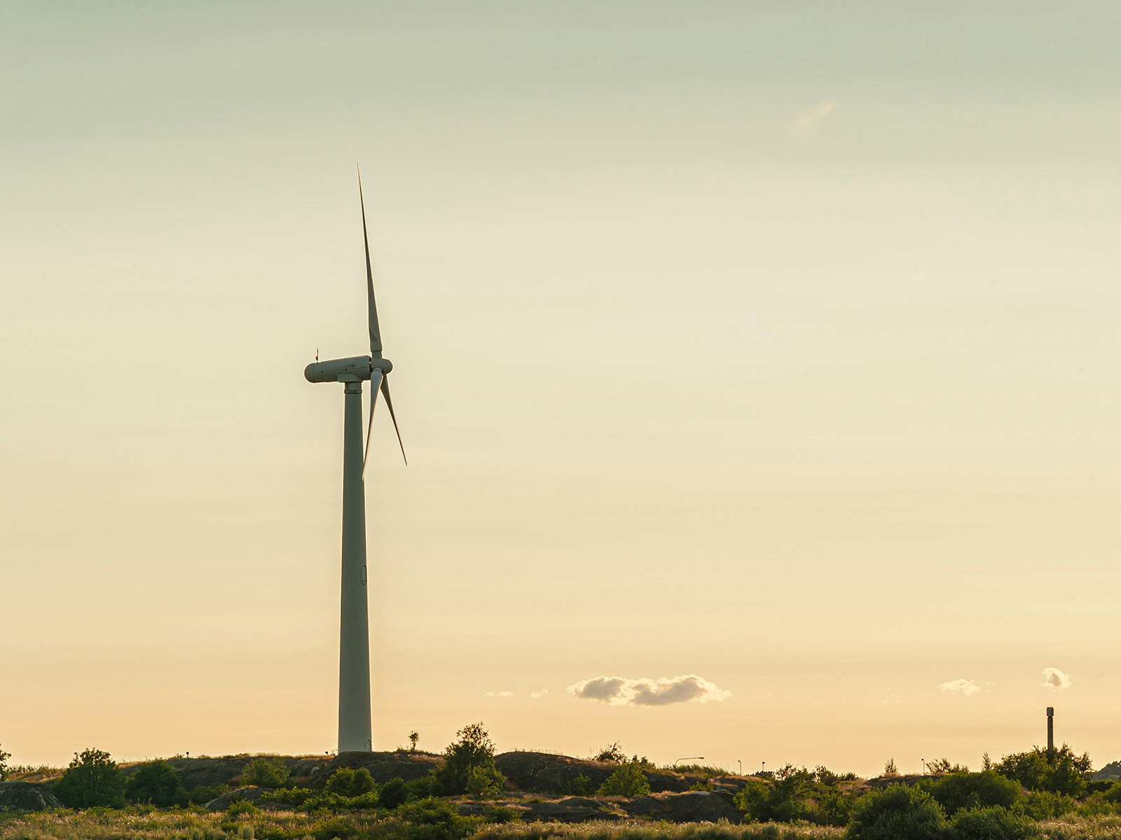 Turbina wiatrowa dla domu jednorodzinnego – kiedy to działa, a kiedy nie?