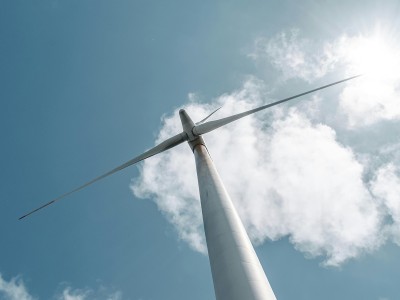 Turbiny wiatrowe dla gospodarstw rolnych – realne korzyści i ograniczenia