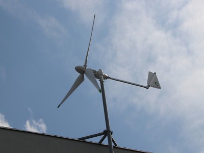 Małe turbiny wiatrowe do domu: opłacalność 2025 i najczęstsze błędy inwestorów