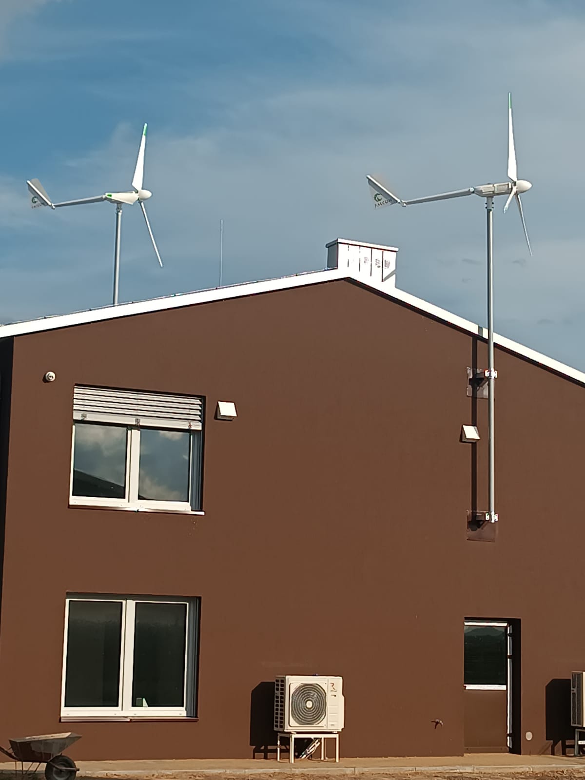 kolejne-dwie-turbiny-falcon-2kw-zamontowane-w-sulejowie